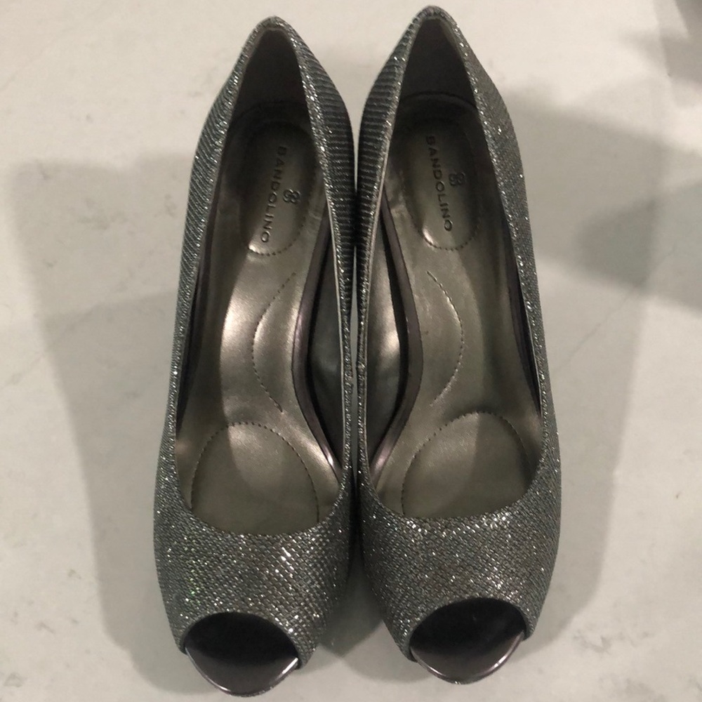 Bandolino peep toe pump